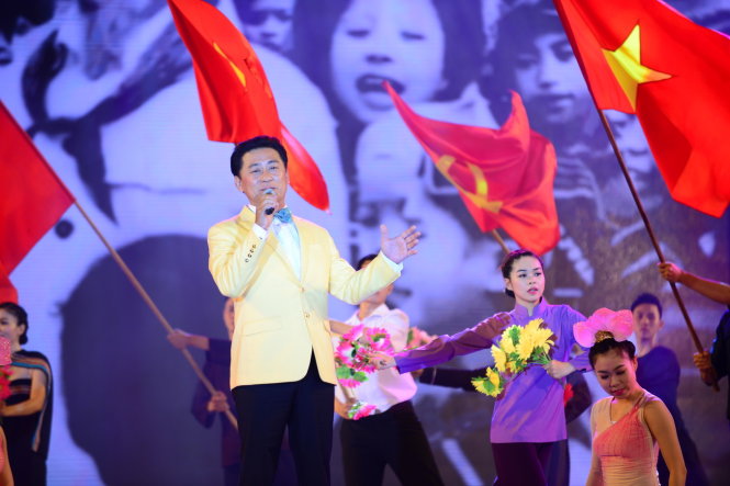 NSUT Tạ Minh Tâm trình diễn ca khúc Ca ngợi Hồ Chủ tịch - Ảnh: Quang Định