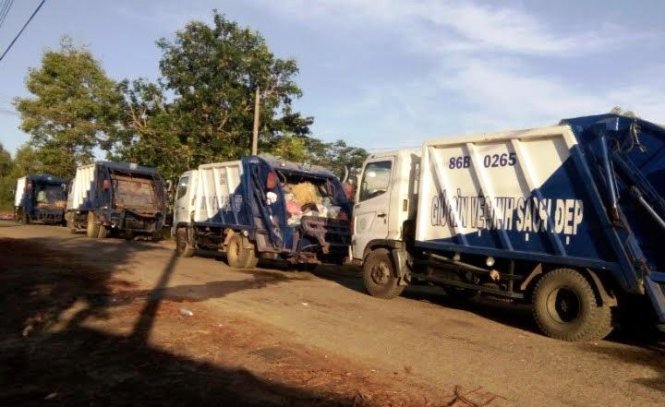 Đoàn xe chở rác bị người dân chặn lại vào cuối tháng 12-2015 - Ảnh: Th.Trí