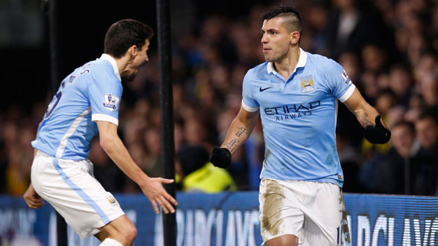 Navas (trái) ăn mừng bàn thắng ấn định tỉ số 2-1 của Aguero (phải) - Ảnh: Reuters