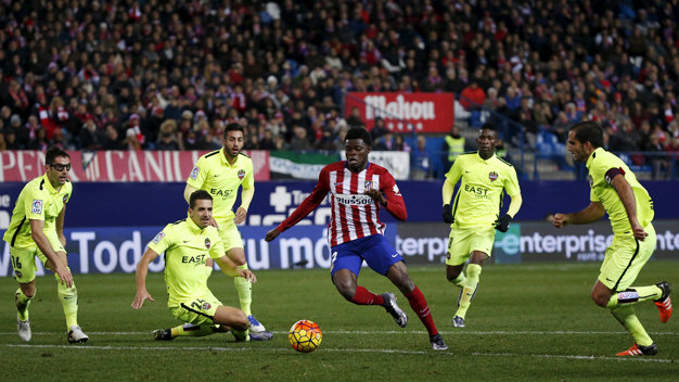 Tiền đạo Thomas Partey ghi bàn giữa vòng vây các hậu vệ Levante - Ảnh: Reuters