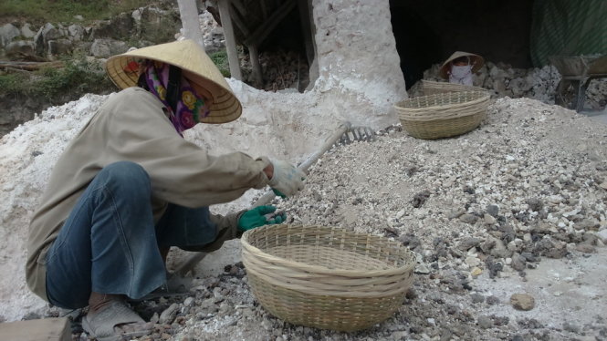 Các lao động nữ đang làm việc tại lò vôi thủ công ở xã Hoàng Giang, huyện Nông Cống (Thanh Hóa) trong môi trường khói bụi độc hại - Ảnh: Hà Đồng