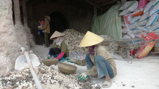 Các lao động nữ đang làm việc tại lò vôi thủ công ở xã Hoàng Giang, huyện Nông Cống (Thanh Hóa) trong môi trường khói bụi độc hại - Ảnh: Hà Đồng