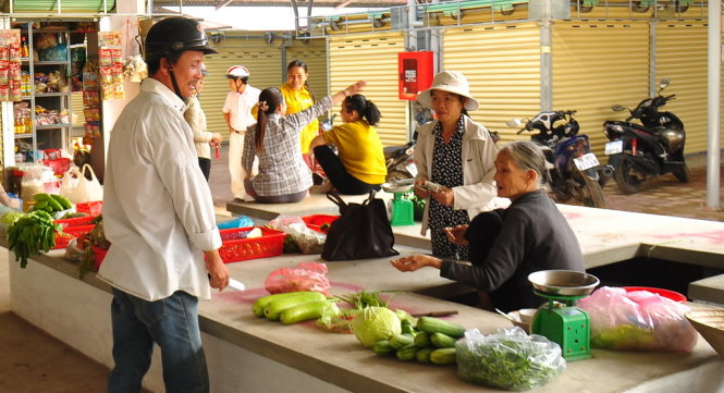 Việc kinh doanh buôn bán của các tiểu thương tại chợ mới đang tốt lên - Ảnh: Trần Mai