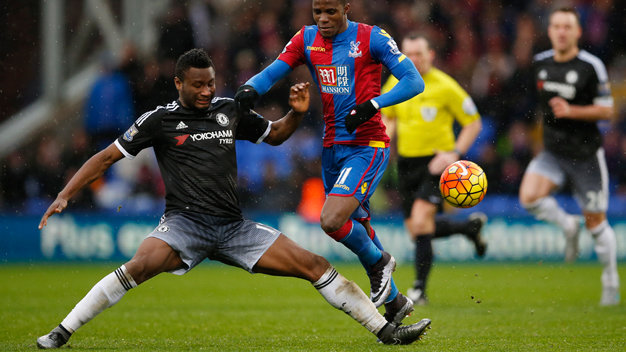 John Obi Mikel (trái) tranh bóng với cầu thủ của Crystal Palace - Ảnh: Reuters
