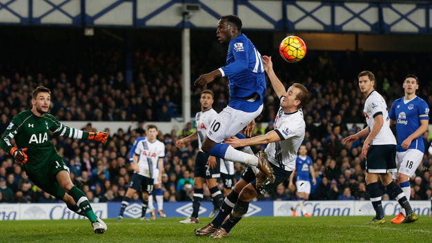 Pha tranh bóng trong trận Everton hòa Tottenham 1-1 - Ảnh: Reuters