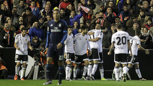 Các cầu thủ Valencia (áo trắng) ăn mừng bàn gỡ hòa 2-2 vào lưới Real Madrid - Ảnh: Reuters