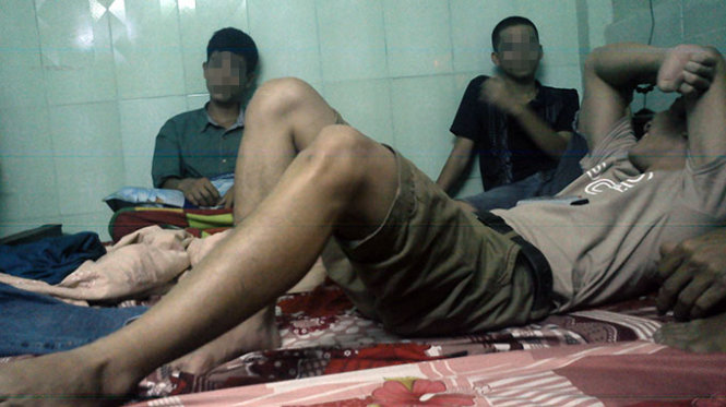 Những người bán thận nằm chờ tại một khách sạn ở TP Huế vào thời điểm tháng 8-2014 - Ảnh cắt từ clip điều tra