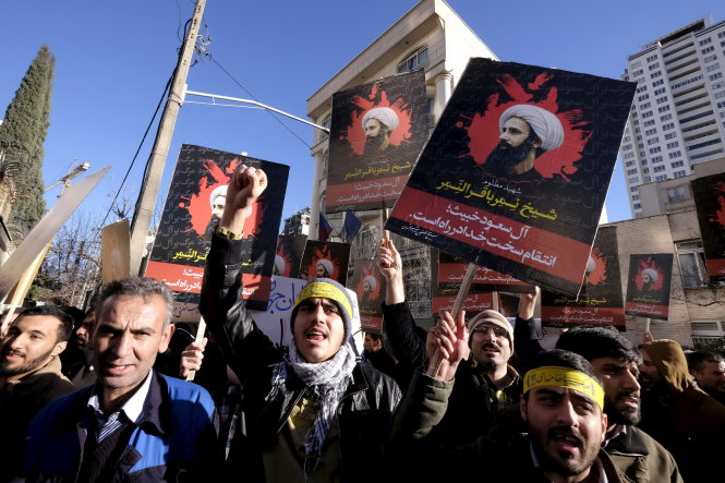 Người Iran biểu tình phản đối Saudi Arabia ở Tehran - Ảnh: Reuters