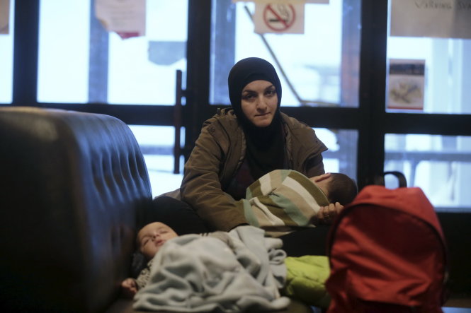 Một gia đình người tị nạn Syria tạm trú ở tiền sảnh một khách sạn tại Riksgransen, Thụy Điển - Ảnh: Reuters
