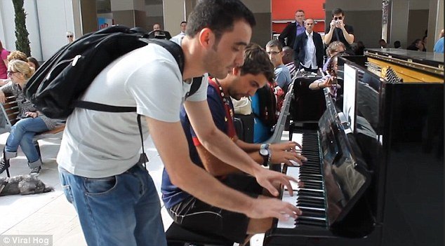 Hai người đàn ông xa lạ cùng chơi piano tại một nhà ga ở Paris