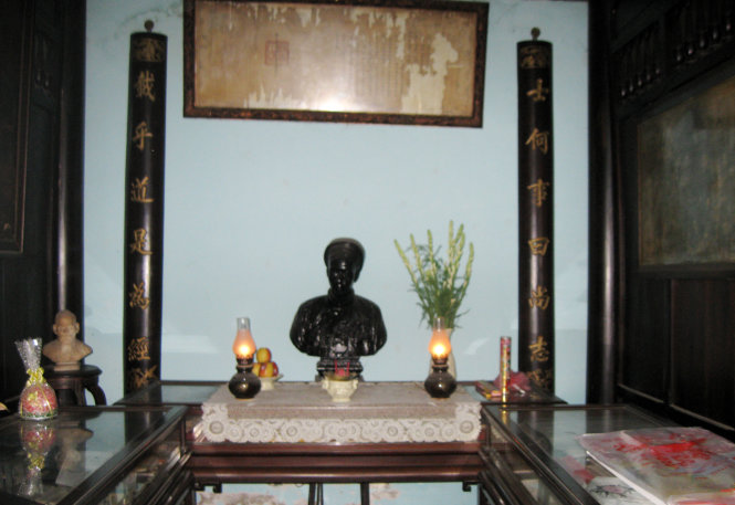 Bàn thờ Trương Vĩnh Ký ở nhà cũ của ông - Ảnh: Hồ Tường