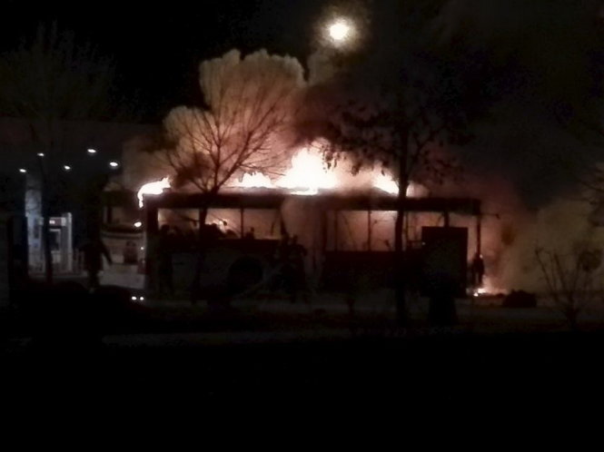 Chiếc xe buýt bốc cháy trên đường sáng 5-1 - Ảnh: Reuters