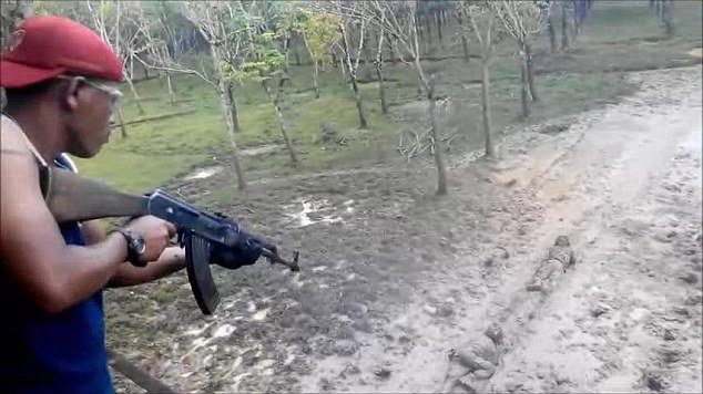Lính đặc nhiệm Kopassus bò dưới làn đạn thật - Ảnh chụp từ clip