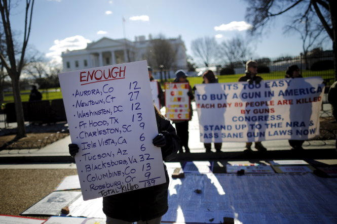Các nhà hoạt động biểu tình trước cửa Nhà Trắng hôm 4-1 để ủng hộ chính phủ thắt chặt kiểm soát súng đạn - Ảnh: Reuters