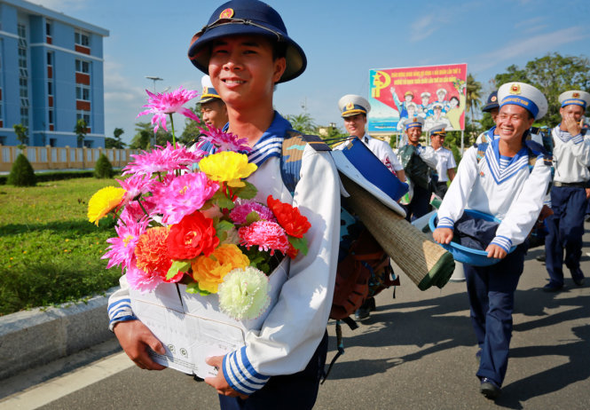 Một tân binh mang theo giỏ hoa nhựa chuẩn bị cho tết Bính Thân trên đảo Trường Sa - Ảnh: Tiến Thành