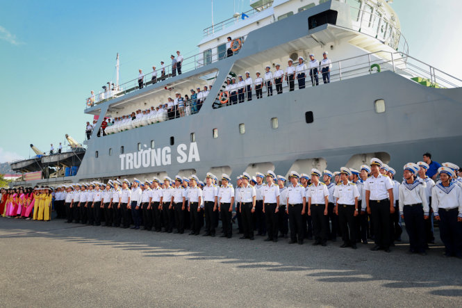 Cán bộ, chiến sĩ Vùng 4 hải quân tập kết tại cầu cảng trước giờ ra Trường Sa - Ảnh: Tiến Thành