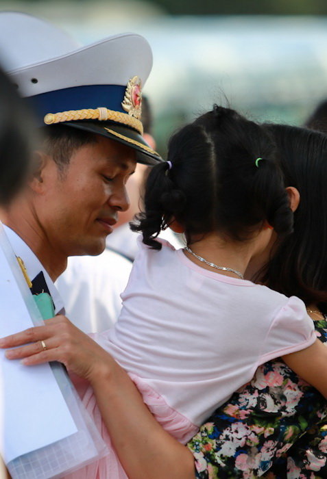 Đại úy Nguyễn Khắc Hợi trao lại con gái cho vợ trước khi lên tàu ra Trường Sa làm nhiệm vụ - Ảnh: Tiến Thành