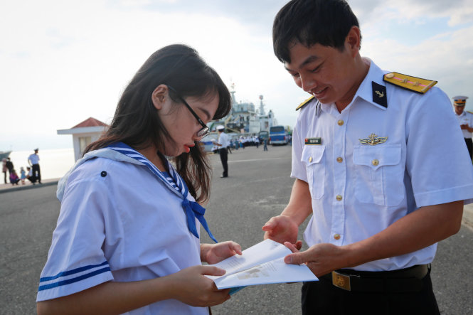 Nữ sinh viên Đoàn Ngọc tặng tập thơ do cô sáng tác cho một người lính hải quân - Ảnh: Tiến Thành