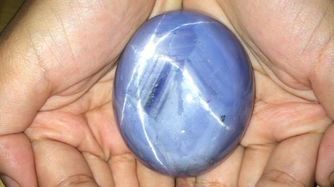 Viên sapphire sao xanh lớn nhất thế giới có tên gọi “Ngôi sao của Adam” nặng 1.404,49 carat vừa được tìm thấy ở Sri Lanka - Ảnh: BBC