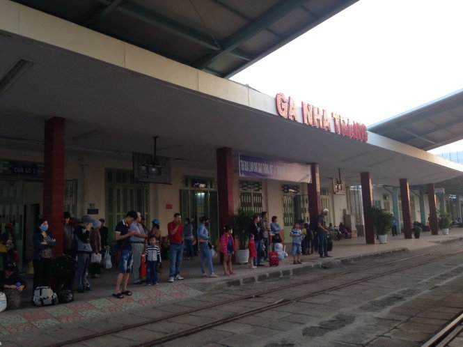 Hành khách chờ tàu SE4 tại ga Nha Trang sáng 6-1 - Ảnh: Duy Thanh