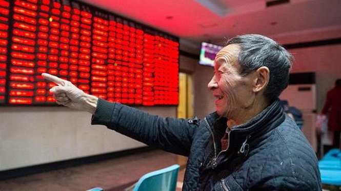 Một nhà đầu tư lẻ đang đứng trước bảng điện tử của một công ty giao dịch chứng khoán ở Trung Quốc - Ảnh:Getty Images