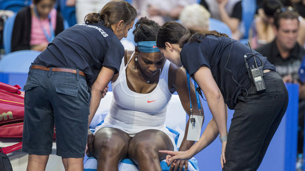 Serena được các bác sĩ chăm sóc khi đầu gối bị sưng - Ảnh: Reuters