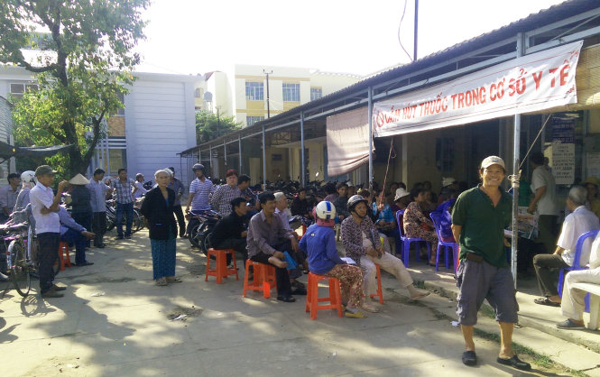 Rất đông bệnh nhân ngồi chờ trong sân Trung tâm Y tế Rạch Giá để được khám bệnh - Ảnh: K.Nam