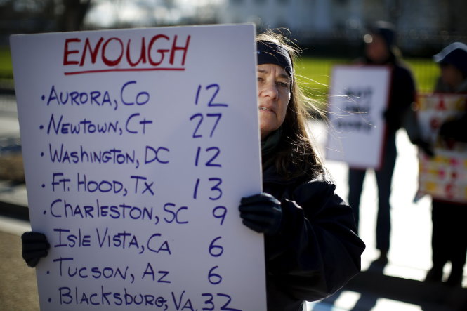 Nhóm ủng hộ kiểm soát súng tuần hành trước Nhà Trắng với biểu ngữ ghi số người thiệt mạng trong các vụ thảm sát ở Mỹ - Ảnh: Reuters