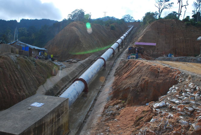 Đường ống dẫn dòng thủy điện Đắk Lô xuyên qua rừng nguyên sinh dẫn về tuôcbin tại thôn Đắk Chè, việc thi công đường ống này đã xảy ra sự cố làm vùi lấp đường Trường Sơn Đông - Ảnh: B.D.