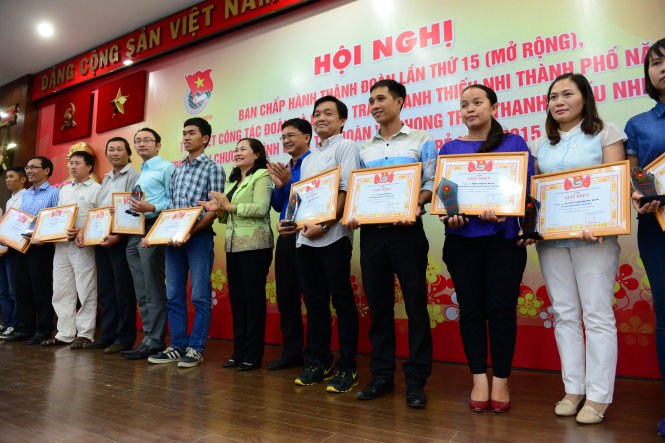 Các tác giả đoạt giải thưởng Ngòi bút trẻ năm 2015 - Ảnh: Quang Định