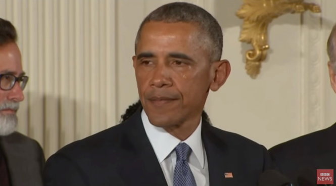 Ông Obama rơi nước mắt khi nhắc đến tình trạng bạo lực do súng đạn ở Mỹ - Ảnh chụp từ clip
