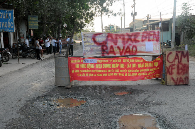 Rào chắn được người dân dựng bắt ngang đường Đinh Quang Ân để ngăn xe tải ben chở đá ra vào (ảnh chụp chiều 6-1) - Ảnh: A Lộc