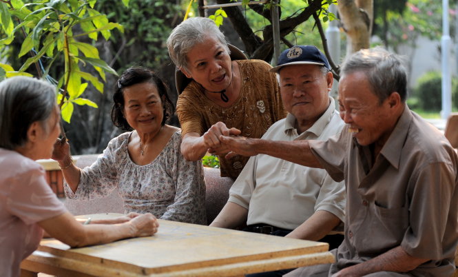 Các cụ ông cụ bà trò chuyện vui vẻ tại Trung tâm dưỡng lão Thị Nghè (TP.HCM) - Ảnh: Tự Trung