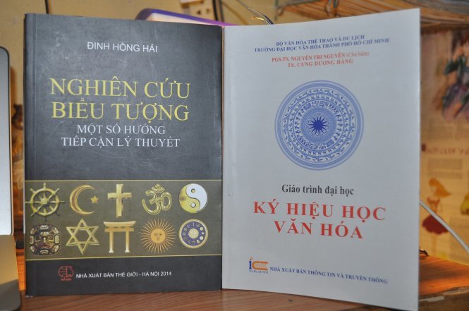 Cuốn sách Ký hiệu học văn hóa (phải) và cuốn sách Nghiên cứu biểu tượng, một số hướng tiếp cận lý thuyết - Ảnh: V.V.TUÂN