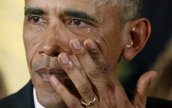 Tổng thống Mỹ lau nước mắt ngay lúc phát biểu - Ảnh: Reuters