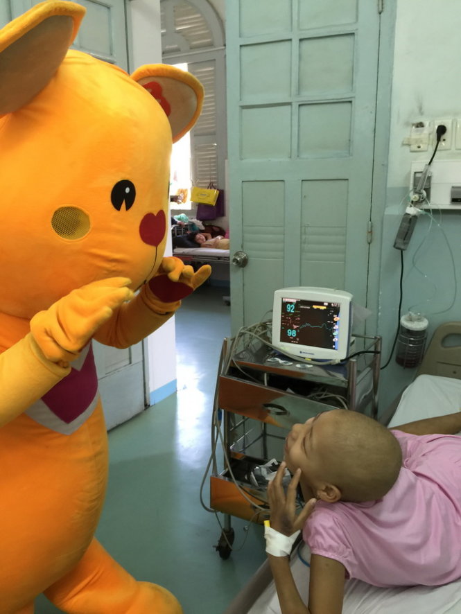 Gấu cùng nô đùa với bệnh nhi Lý Nguyễn Nhị Hà tại phòng cấp cứu.