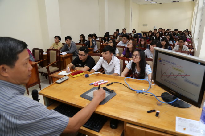 ThS Lâm Mạnh Hà giảng dạy cho sinh viên năm 1 ngành kinh doanh quốc tế Trường ĐH Kinh tế TP.HCM - Ảnh: Như Hùng