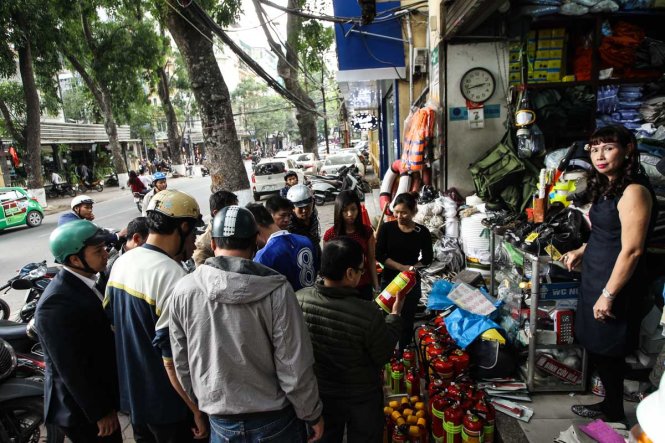 Đến 15 giờ, theo ghi nhận cả tuyến phố Nguyễn Du chỉ còn rất ít các cửa hàng còn các bình cứu hoả loại 500ml và 1000ml để bán. Do vậy, lượng người dồn về các cửa hàng này rất lớn - Ảnh Nguyễn Khánh