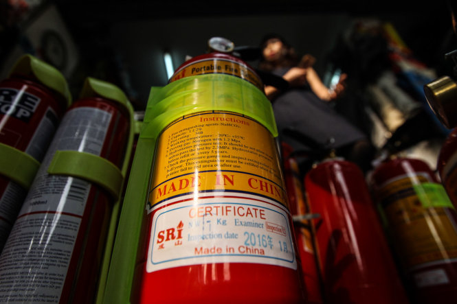 Các loại bình chữa cháy này đều có xuất xứ từ Trung Quốc nên nhiều người dân cảm thấy khá lo lắng khi mua - Ảnh Nguyễn Khánh