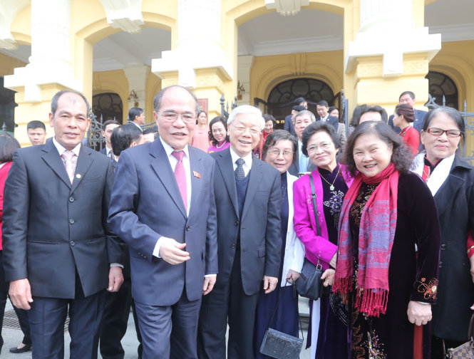 Tổng bí thư Nguyễn Phú Trọng, Chủ tịch Quốc hội Nguyễn Sinh Hùng và các đại biểu Hà Nội qua các thời kỳ trong buổi gặp mặt nhân kỷ niệm 70 năm ngày tổng tuyển cử đầu tiên - Ảnh: TTXVN