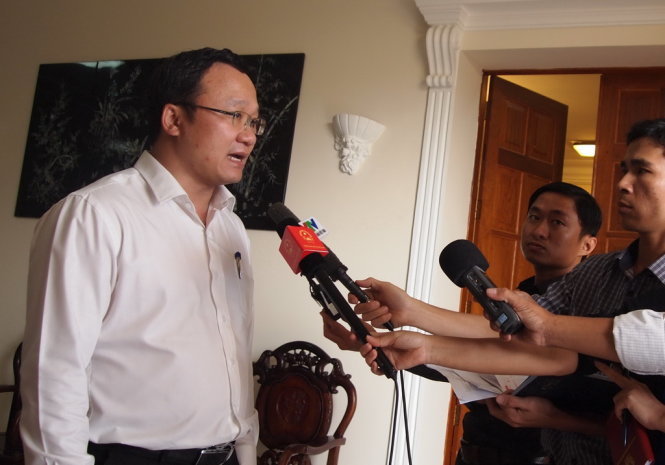 Ông Khuất Việt Hùng trả lời phỏng vấn báo chí về vấn đề tai nạn giao thông - Ảnh: Hoàng Điệp