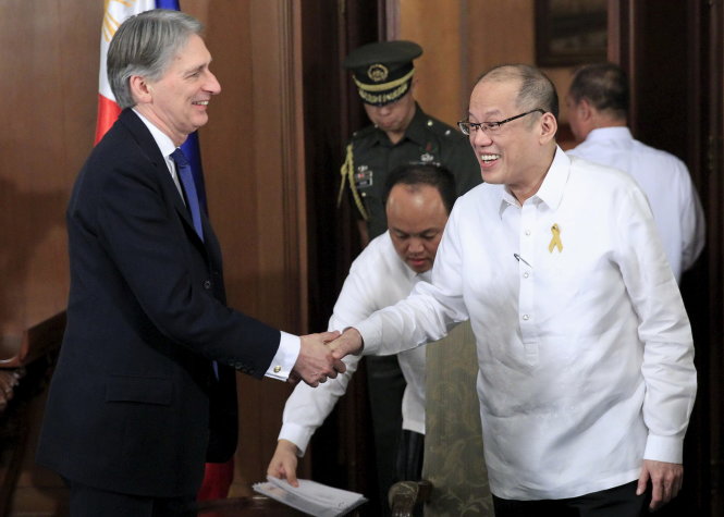 Ngoại trưởng Anh Philip Hammond  (trái) hôi kiến Tổng thống Philippines Benigno Aquino - Ảnh: Reuters