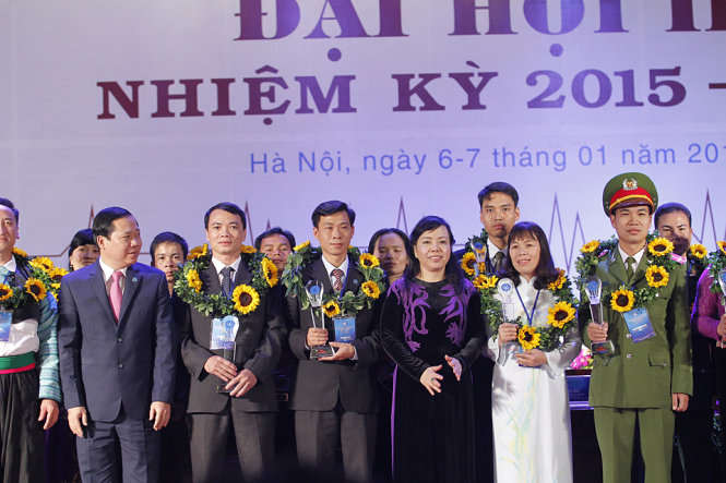 Bộ trưởng Nguyễn Thị Kim Tiến chụp ảnh lưu niệm cùng 30 thầy thuốc trẻ bám bản tiêu biểu - Ảnh: Nam Trần
