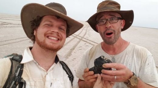 Hai nhà khoa học tìm thấy mẩu thiên thạch gần hồ Kati Thanda - Lake Eyre - Ảnh: Curtin University