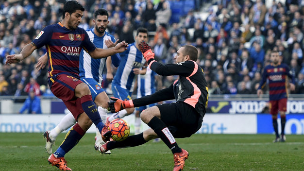 Luis Suarez (trái) đối mặt thủ môn Pau Lopez của Espanyol - Ảnh: Reuters