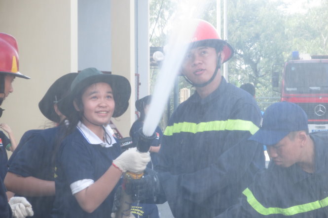 Học trò huyện Bình Chánh được các chiến sĩ cảnh sát phòng cháy chữa cháy hướng dẫn kỹ năng chữa cháy - Ảnh: C.K.