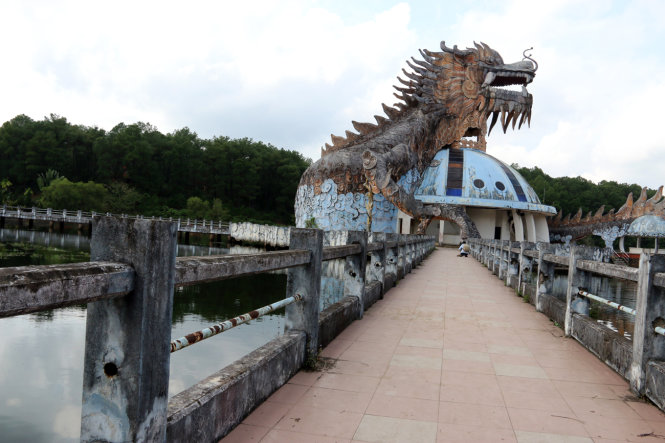 Mô hình rồng đang xuống cấp nằm giữa hồ Thủy Tiên - Ảnh: Thái Lộc