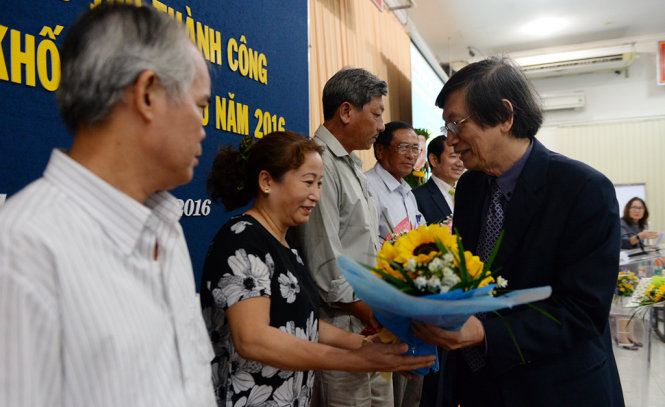 GS.TS Phạm Gia Khánh - Chủ tịch Hội ghép tạng Việt Nam tặng hoa cho những bệnh nhân được ghép thận thành công  tại lễ kỉ niệm ca ghép thận thứ 100 thành công - Sinh hoạt Khoa học kỹ thuật khối thận niệu năm 2016 - Ảnh: Hữu Khoa