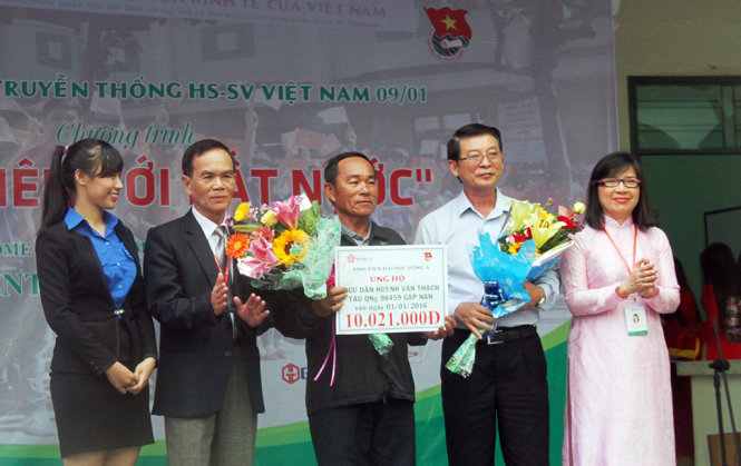 Ông Huỳnh Hợp (cha của ngư dân Huỳnh Văn Thạch) nhận số tiền ủng hộ do các đoàn viên, thanh niên đóng góp - Ảnh: Đoàn Cường
