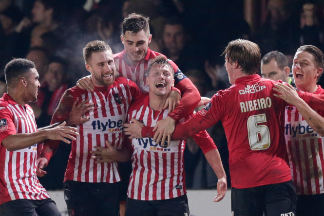 Các cầu thủ Exeter vui mừng sau khi ghi bàn vào lưới Liverpool - Ảnh: Reuters